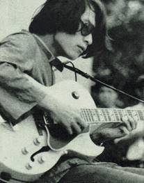 ギターを弾いている男性の白黒写真

自動的に生成された説明